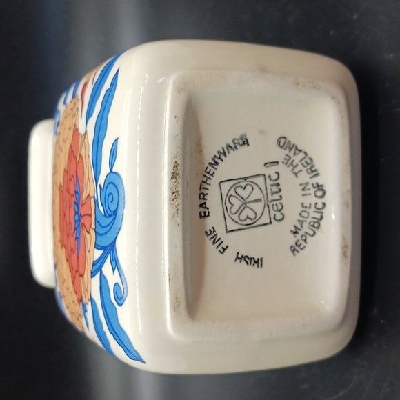 Irish Fine Earthenware Celtic Vase - Picture 4 of 4